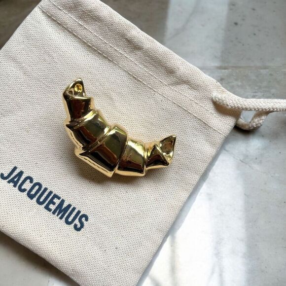 JACQUEMUS Les Boucles Croissant in Light Gold - Picture 1 of 11